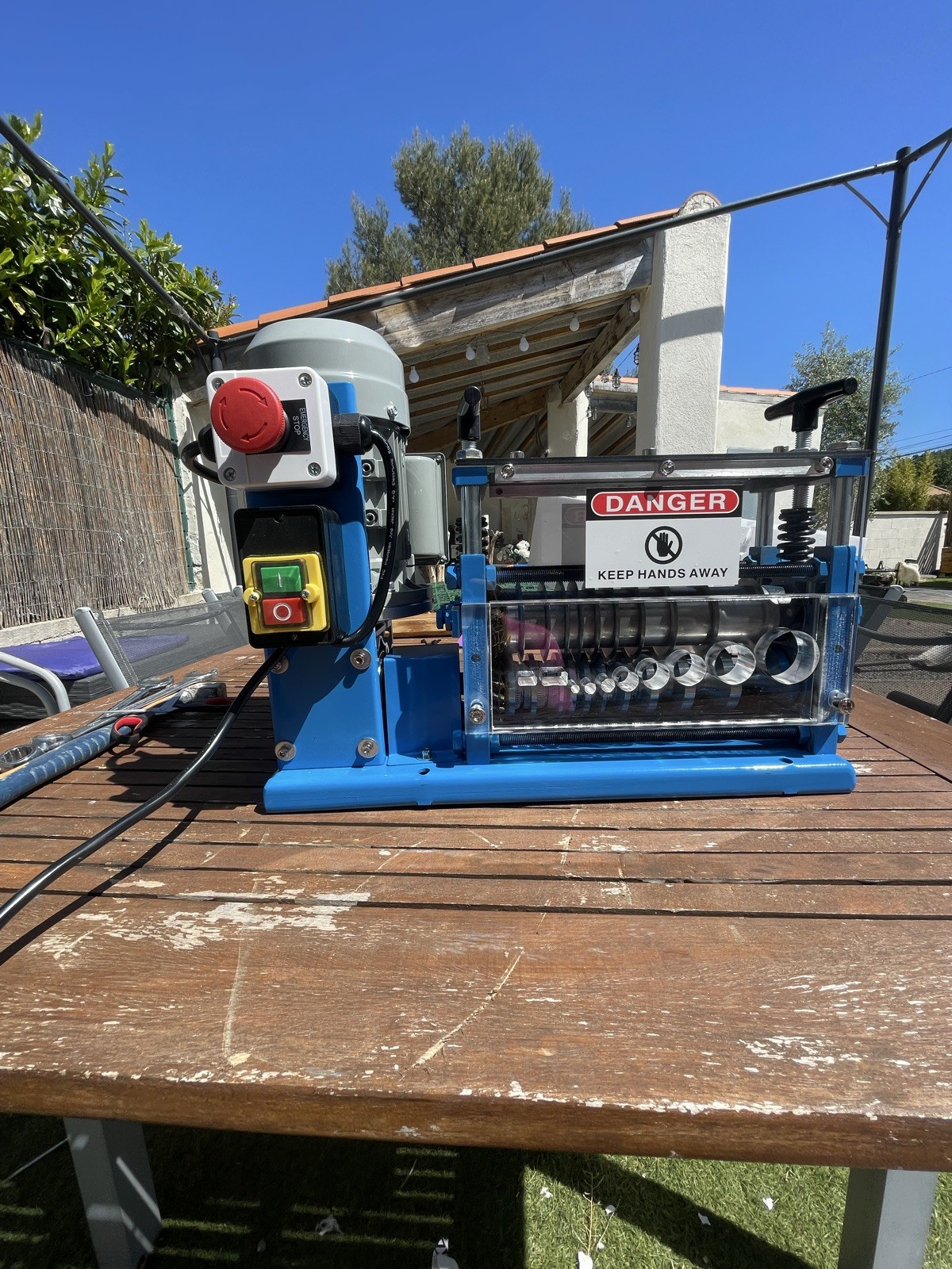 Machine à dénuder